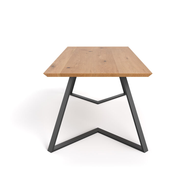 Stół Avil wykonany z litego drewna dębowego i metalu.