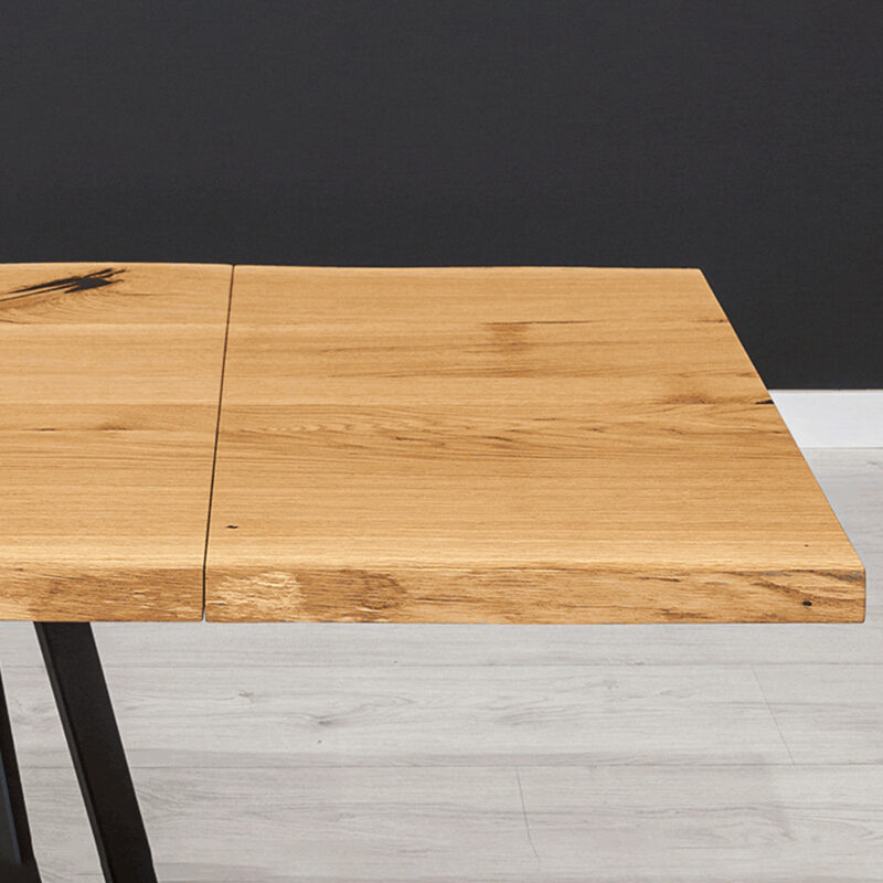 Stół Delta z dostawkami wykonany z litego drewna dębowego i metalu.
