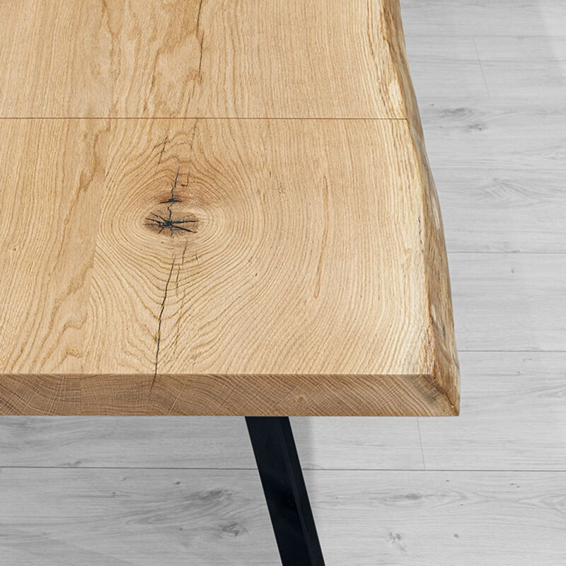 Stół Delta z dostawkami wykonany z litego drewna dębowego i metalu.