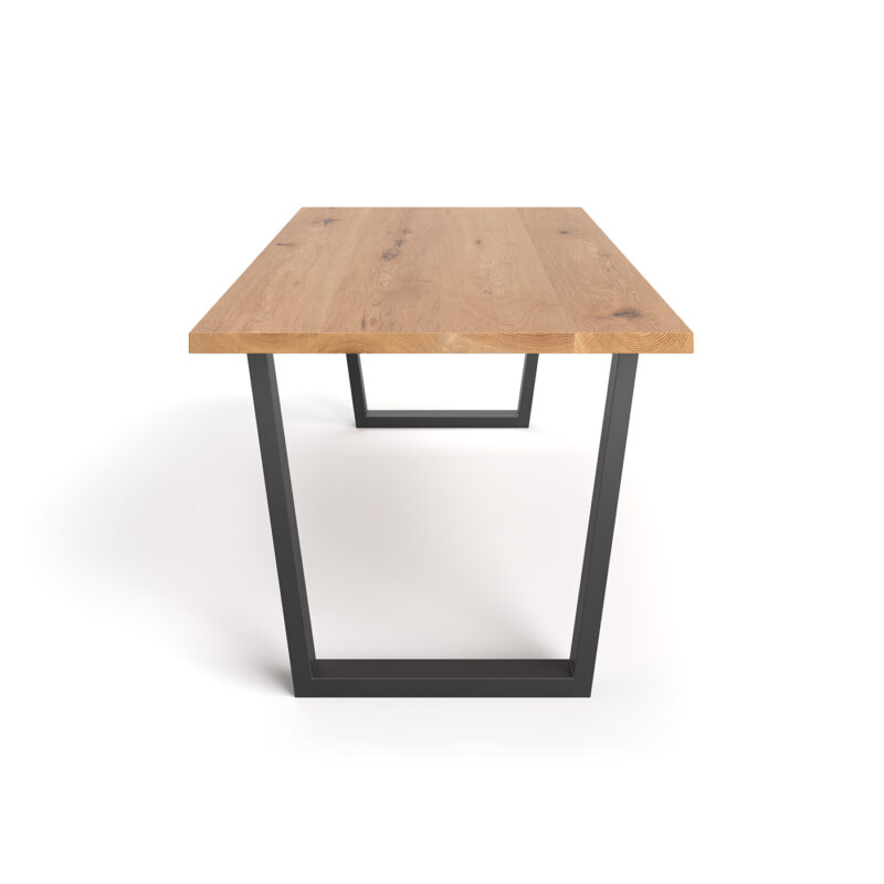 Stół Erant wykonany z litego drewna dębowego i metalu.