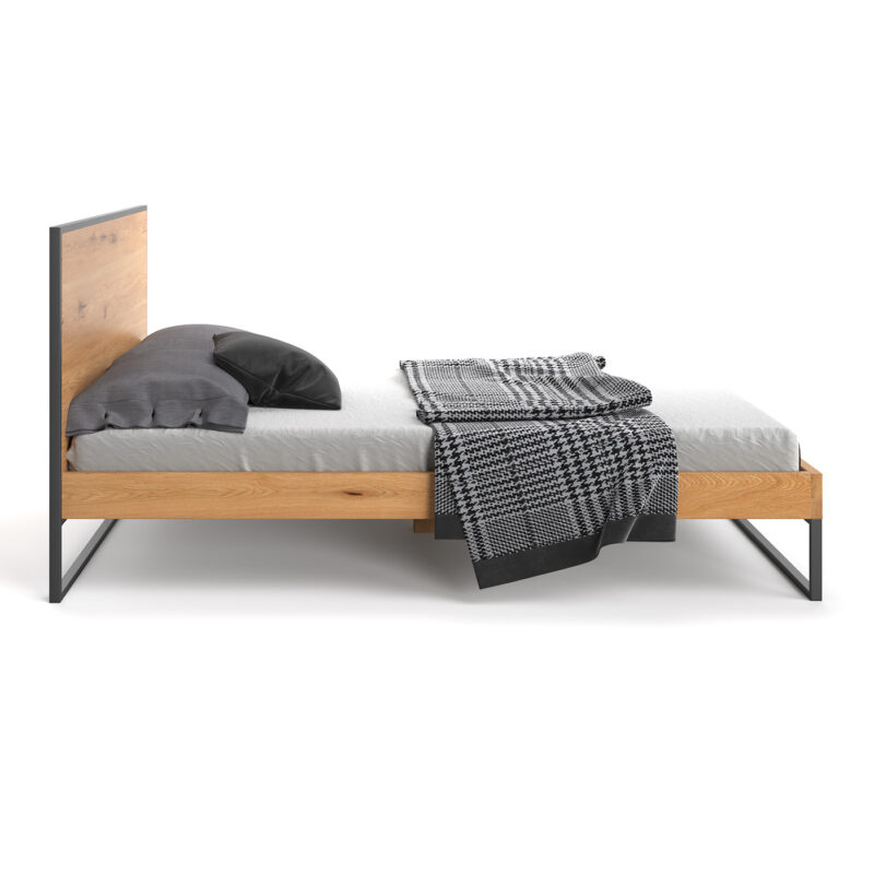 Łóżko Frame wykonane z litego drewna dębowego i metalu.