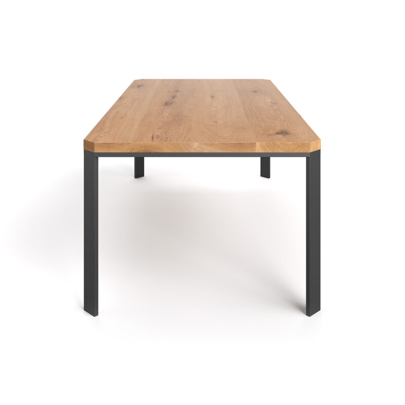 Stół Mart wykonany z litego drewna i metalu.