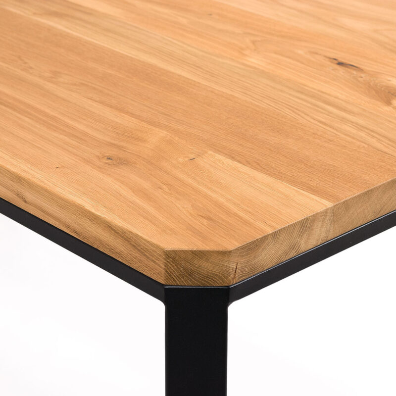 Stół loftowy Mart wykonany z litego drewna i metalu.