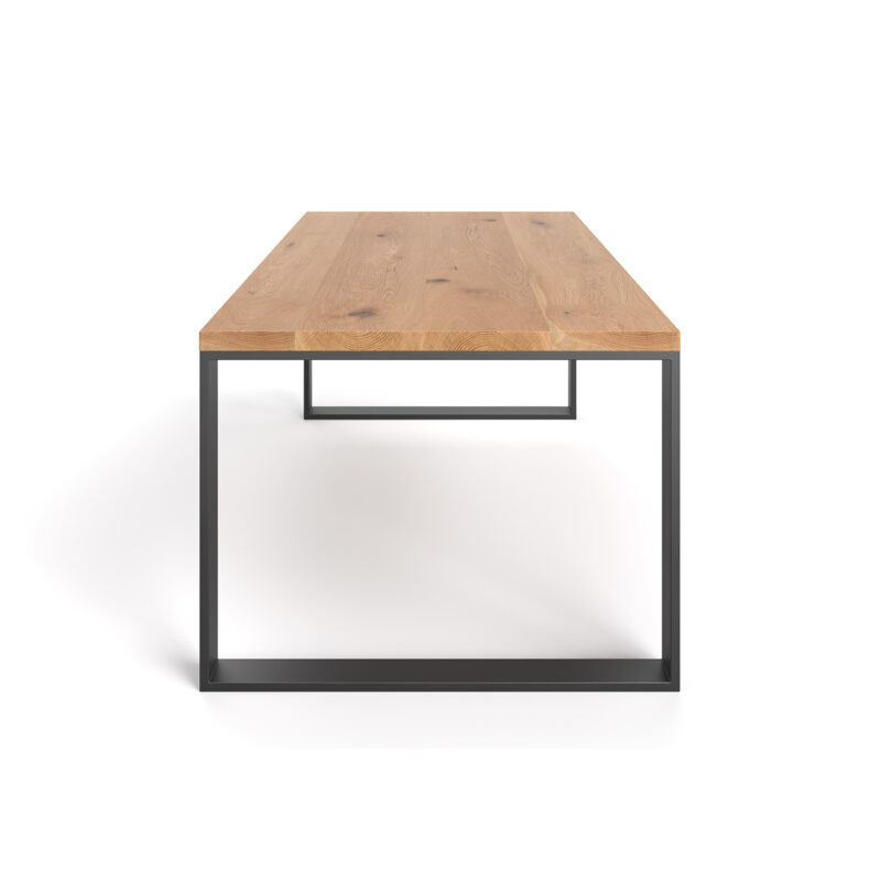 Stół Mova wykonany z litego drewna dębowego i metalu.