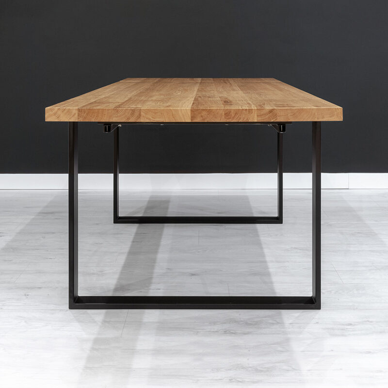 Stół Mova z dostawkami wykonany z litego drewna dębowego i metalu.