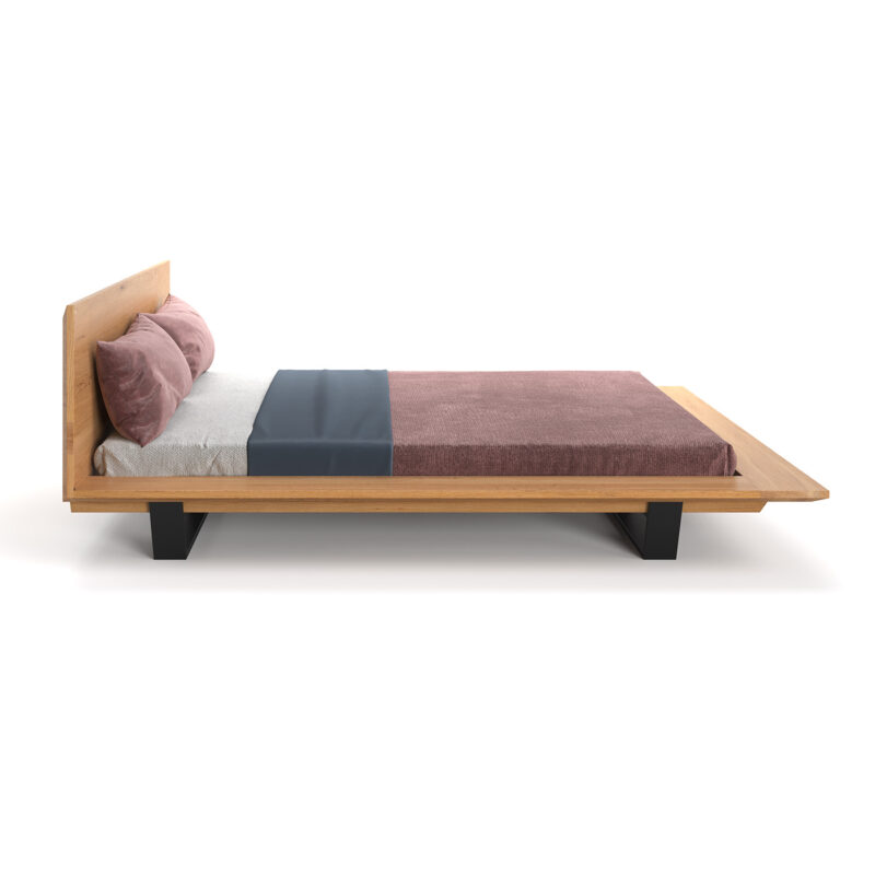 Łóżko Nova wykonane z litego drewna i metalu.