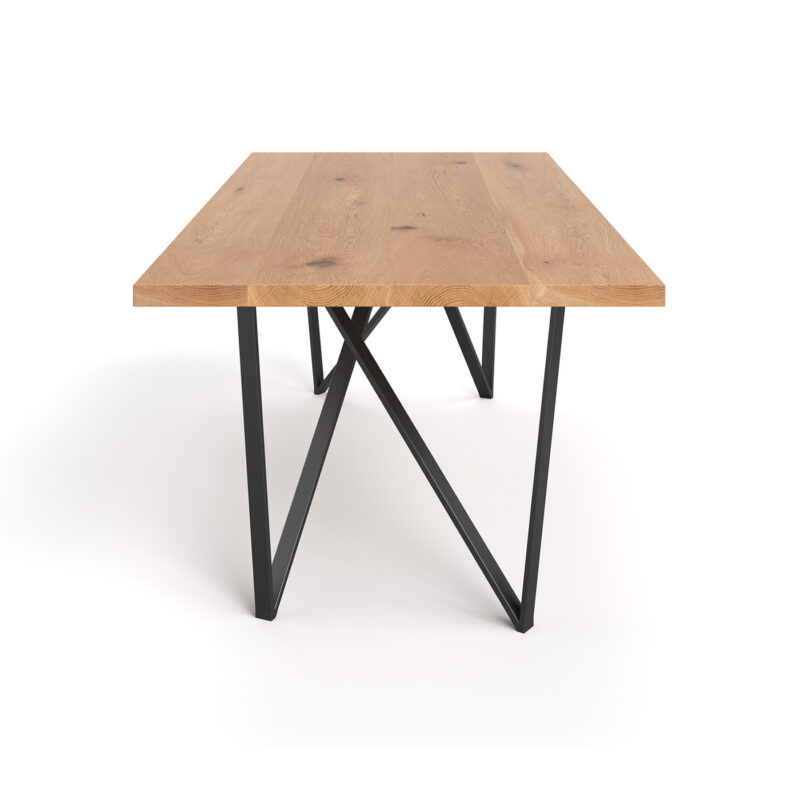Stół Ravel wykonany z litego drewna dębowego i metalu.