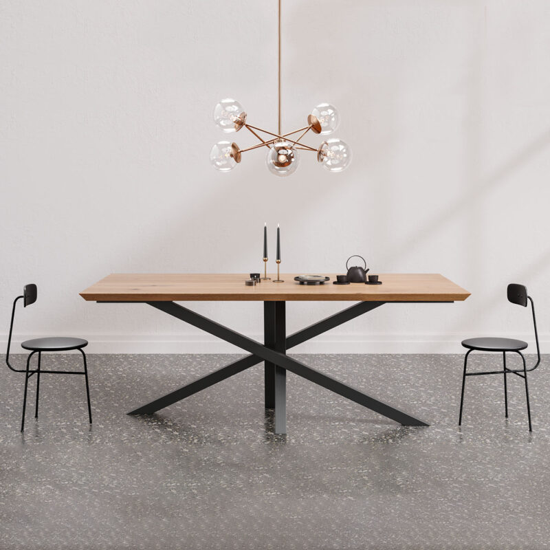 Stół Slat wykonany z litego drewna i metalu.