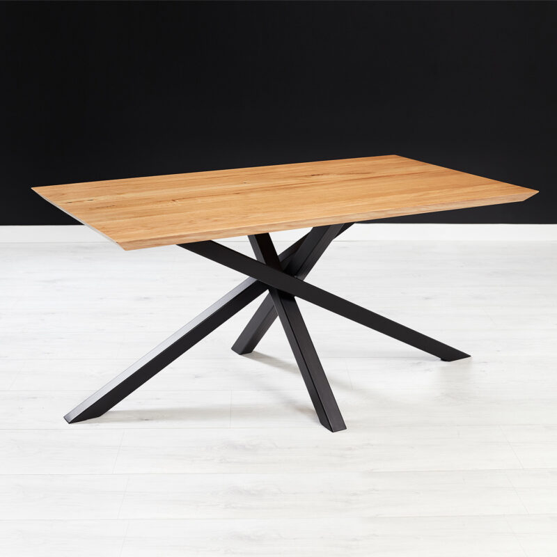 Stół Slat wykonany z litego drewna i metalu.