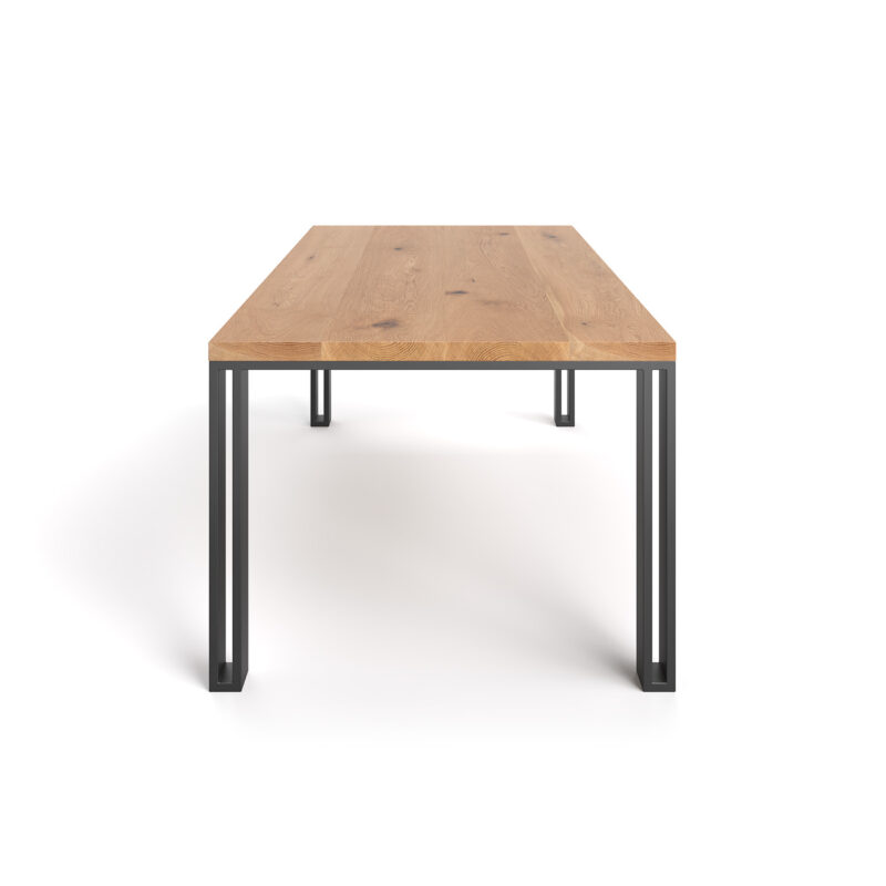 Stół Fold wykonany z litego drewna dębowego i metalu.