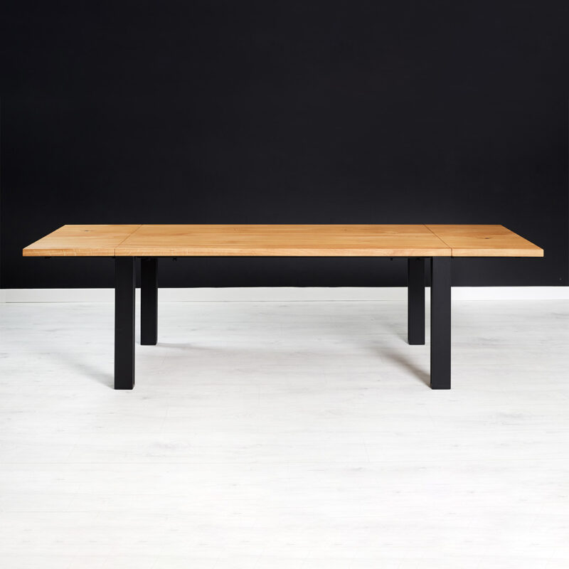 Stół Fold wykonany z litego drewna dębowego i metalu.