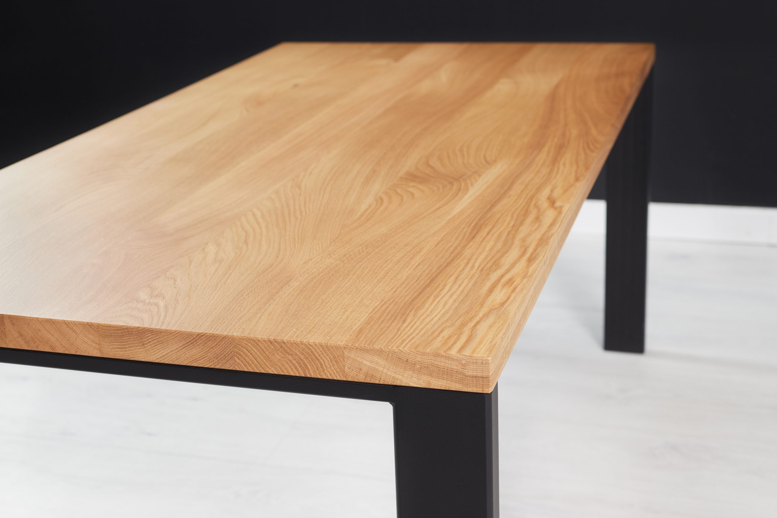 Stół Ramme z drewnianym blatem i metalowym blatem