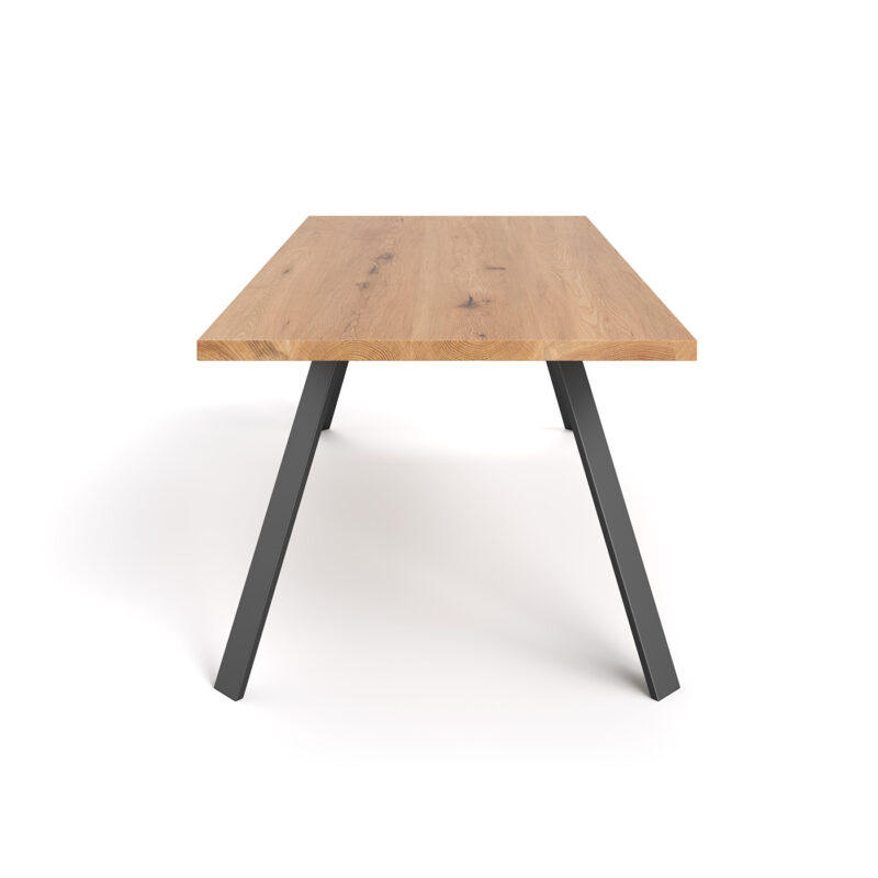 Stół Lige wykonany z litego drewna dębowego i metalu.