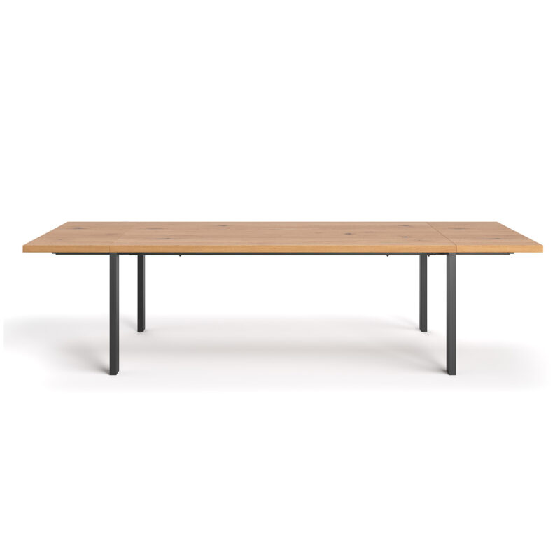 Stół rozkładany Ramme wykonany z litego drewna dębowego i metalu.