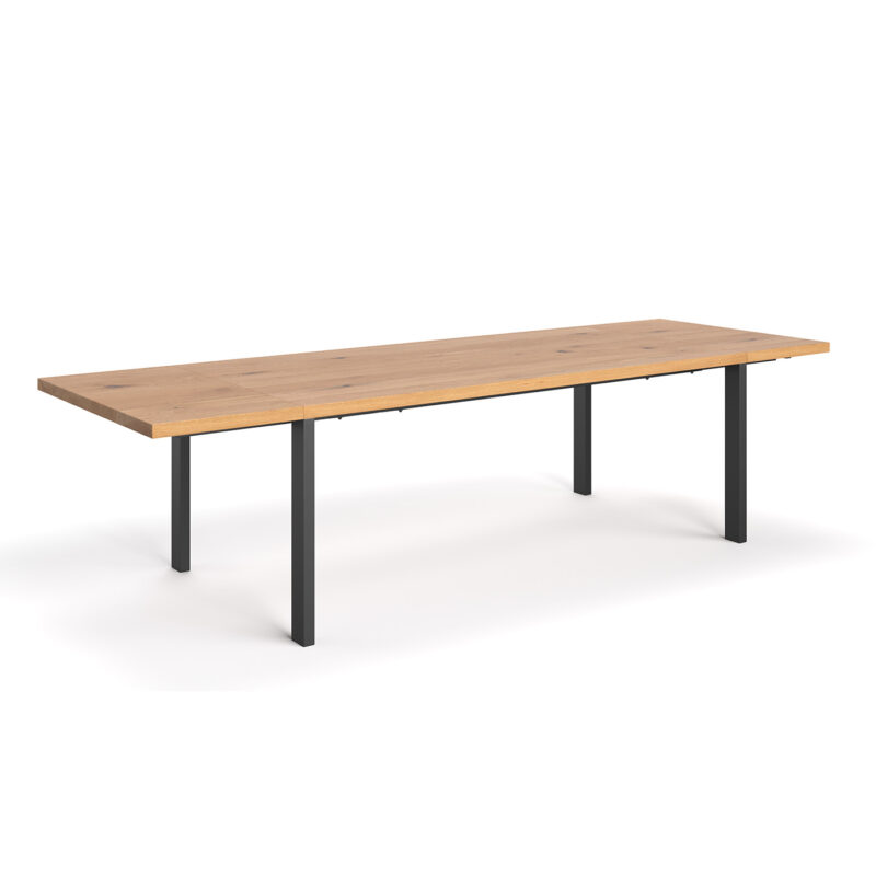 Stół rozkładany Ramme wykonany z litego drewna dębowego i metalu.