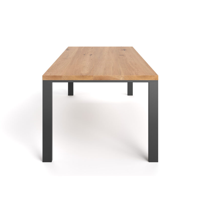 Stół Ramme wykonany z litego drewna dębowego i metalu.