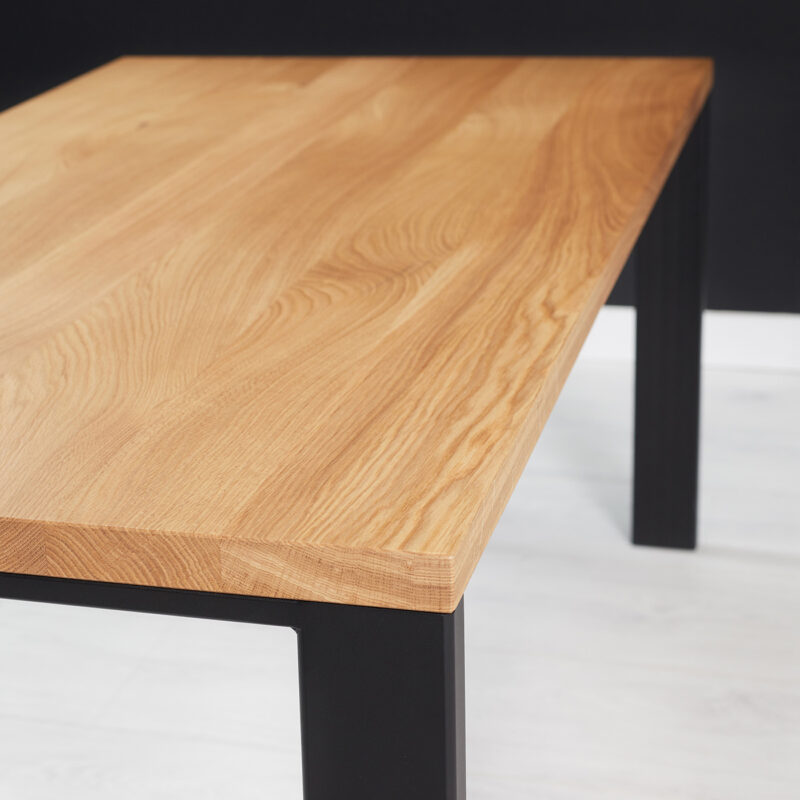Stół Ramme wykonany z litego drewna dębowego i metalu.
