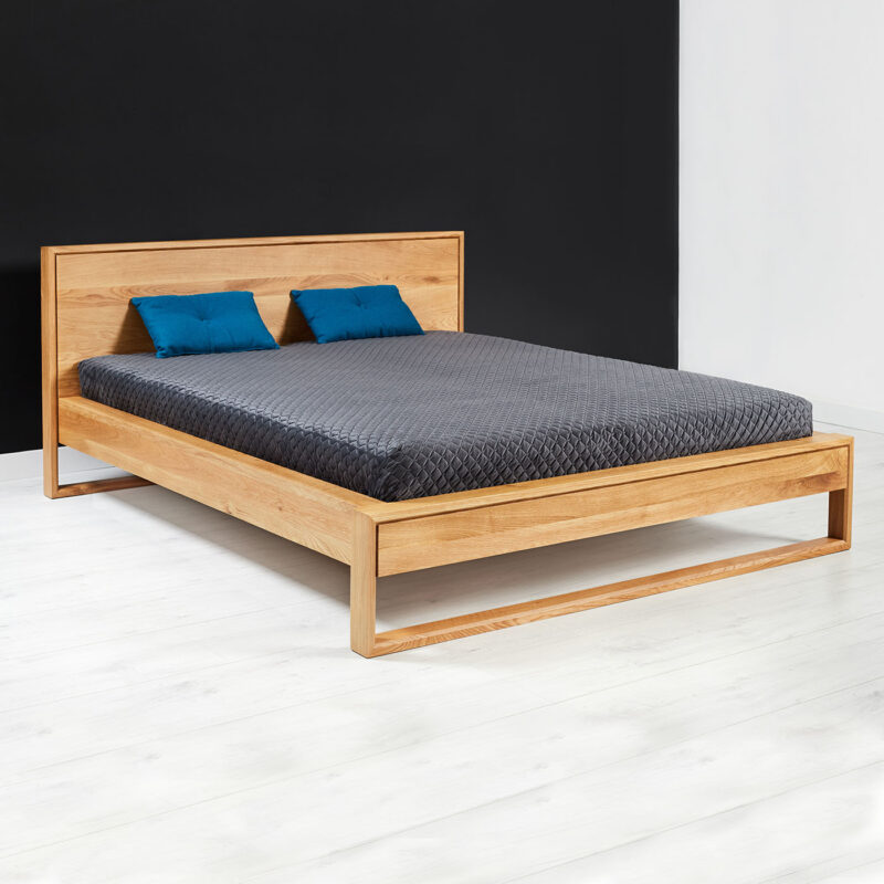 Łóżko Modena wykonane z litego drewna dębowego.