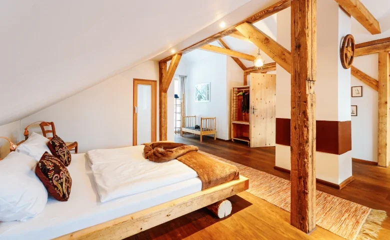 Drewniana sypialnia - aranżacja sypialni z meblami z litego drewna