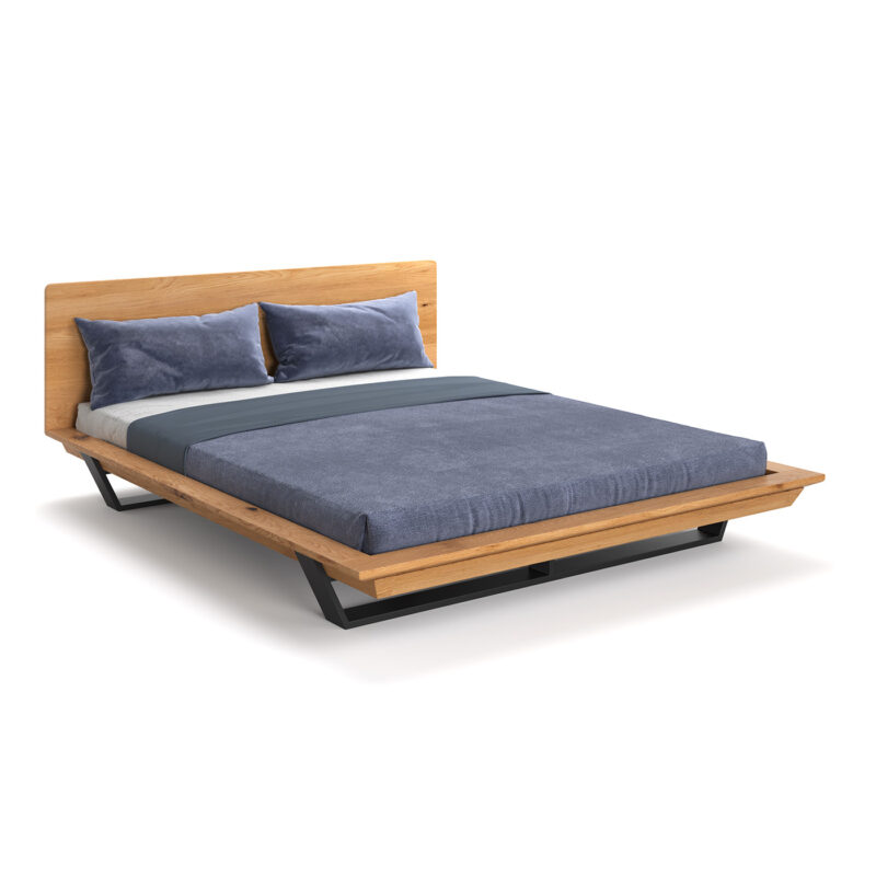 Łóżko Nova Slim wykonane z litego drewna i metalu.