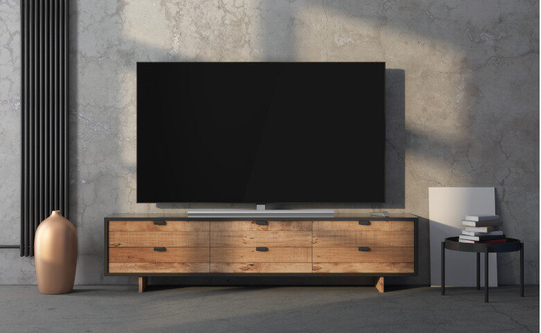Ściana telewizyjna w salonie - aranżacja ściany z telewizorem i szafką rtv